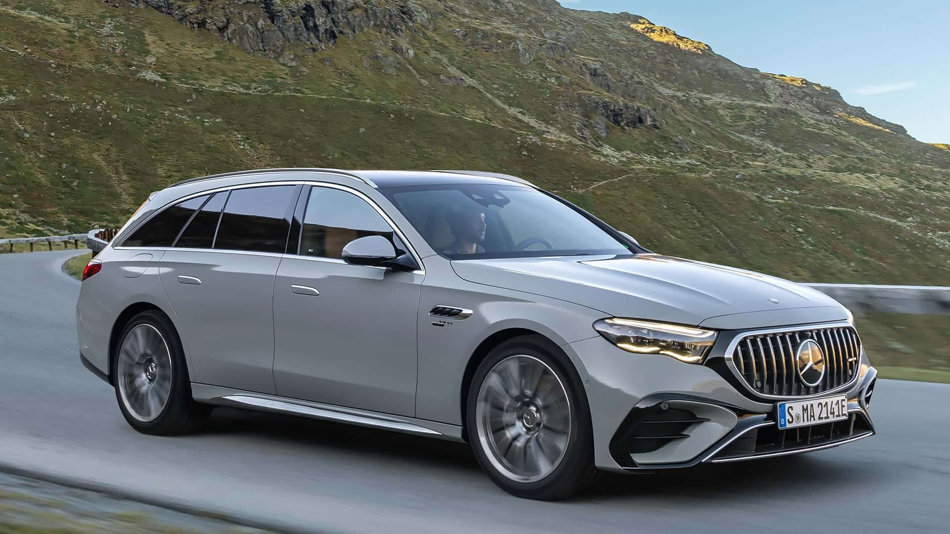 Yeni Mercedes-AMG E53, şarj edilebilir hibrit gücüyle geliyor