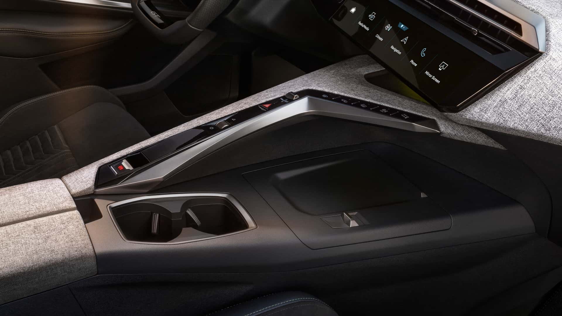 7 koltuklu yeni Peugeot 5008, hibrit ve %100 elektrik gücüyle geldi