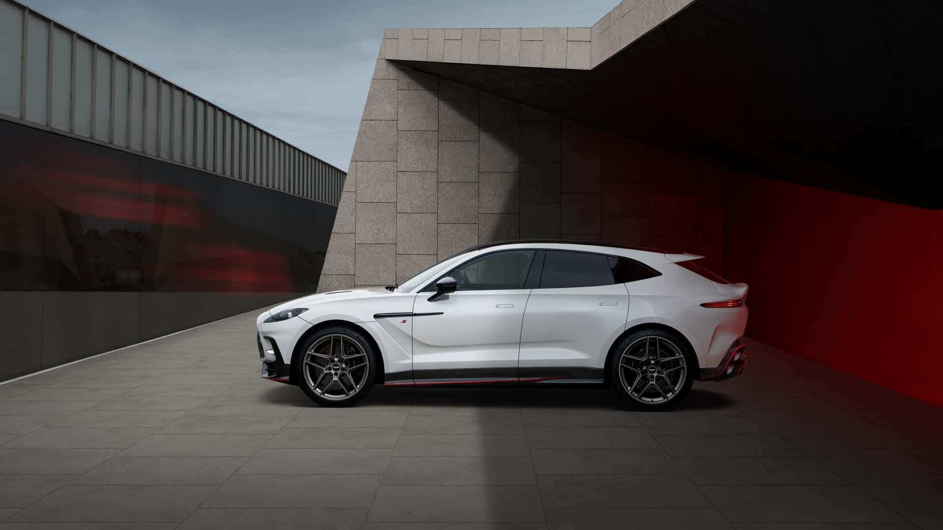 Yeni Aston Martin DBX S tanıtıldı: Daha güçlü, daha hafif