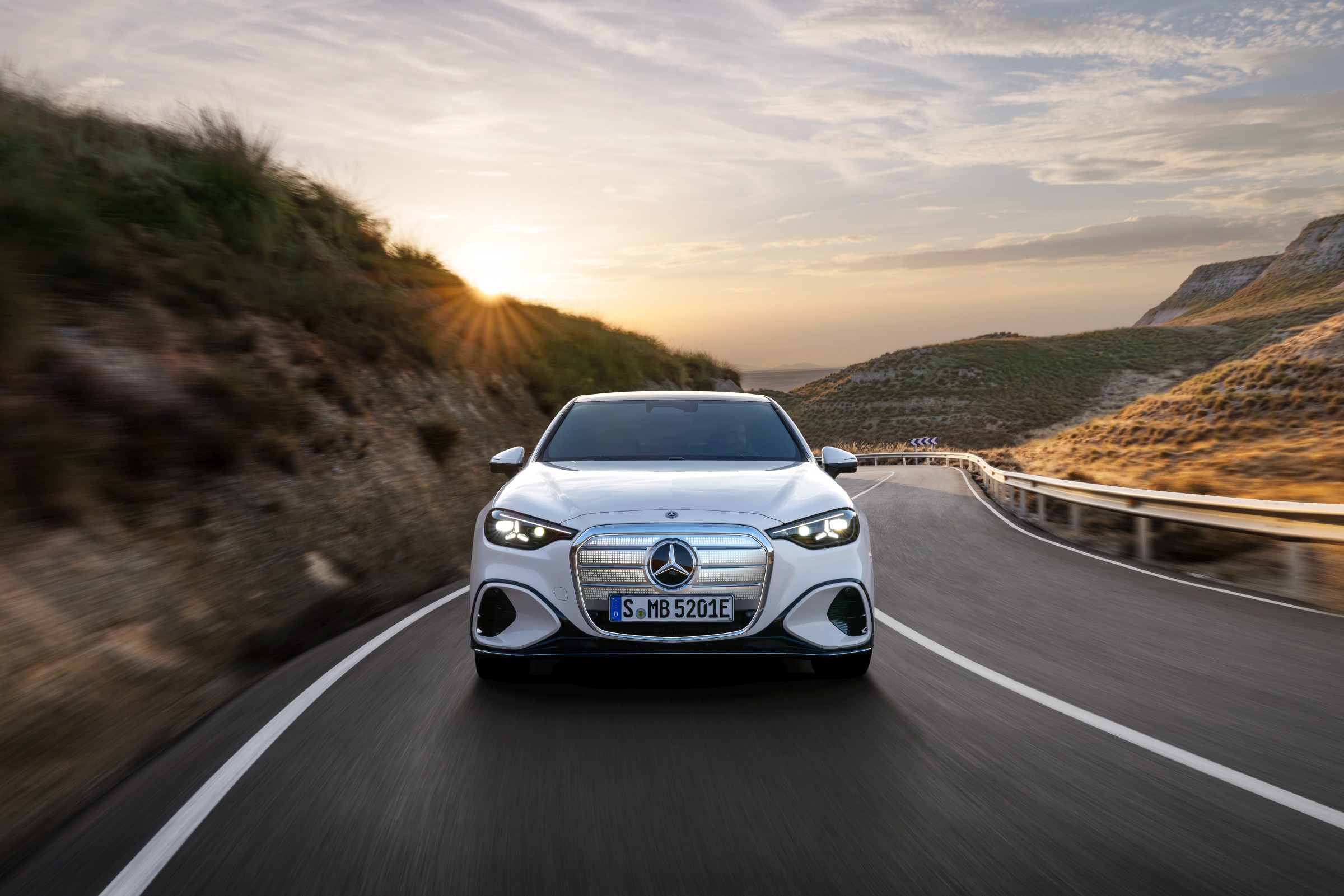 Mercedes ilk tamamen elektrikli C-Serisi'ni tanıttı: 762 km menzil, 39 inç dev ekran