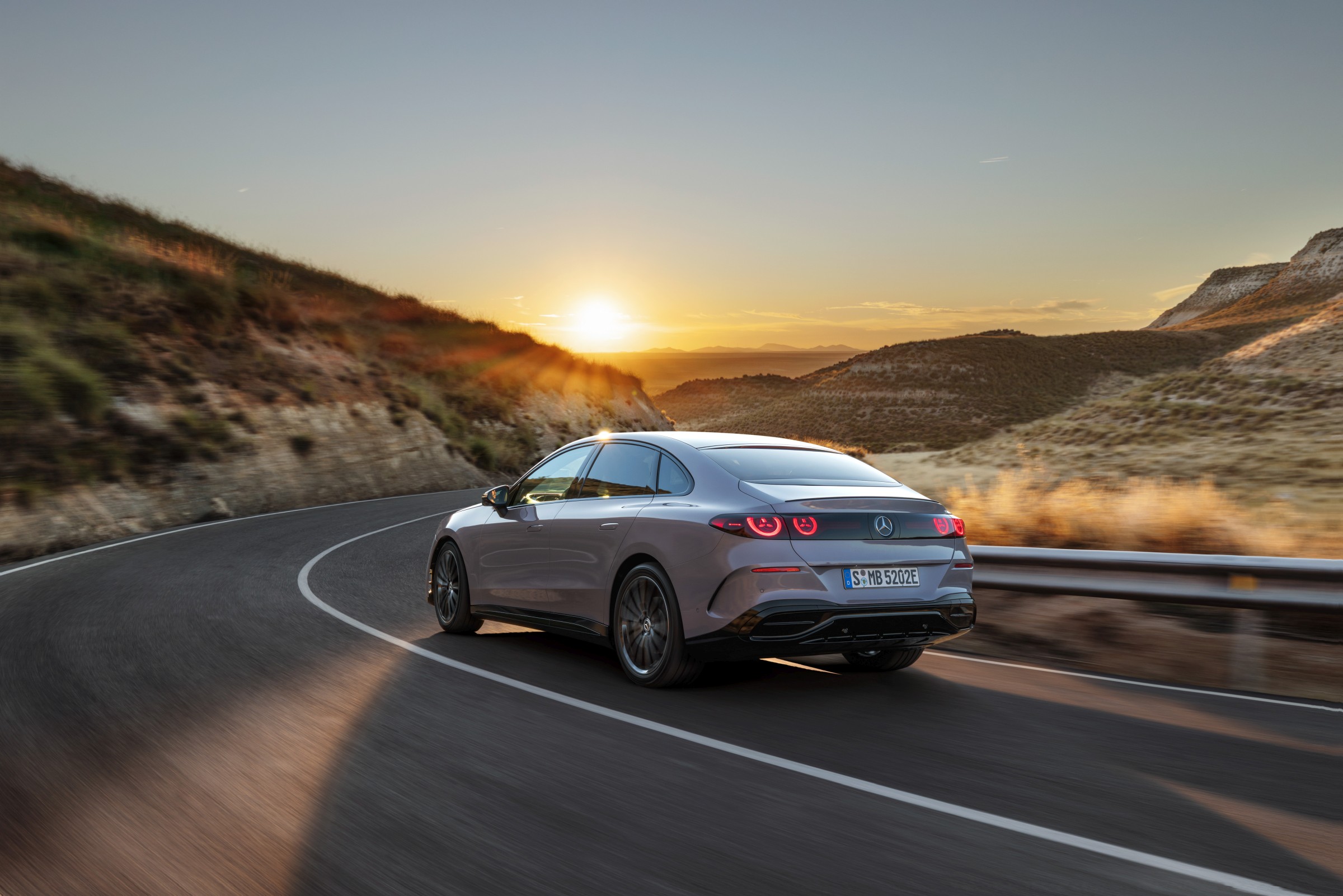 Mercedes ilk tamamen elektrikli C-Serisi'ni tanıttı: 762 km menzil, 39 inç dev ekran