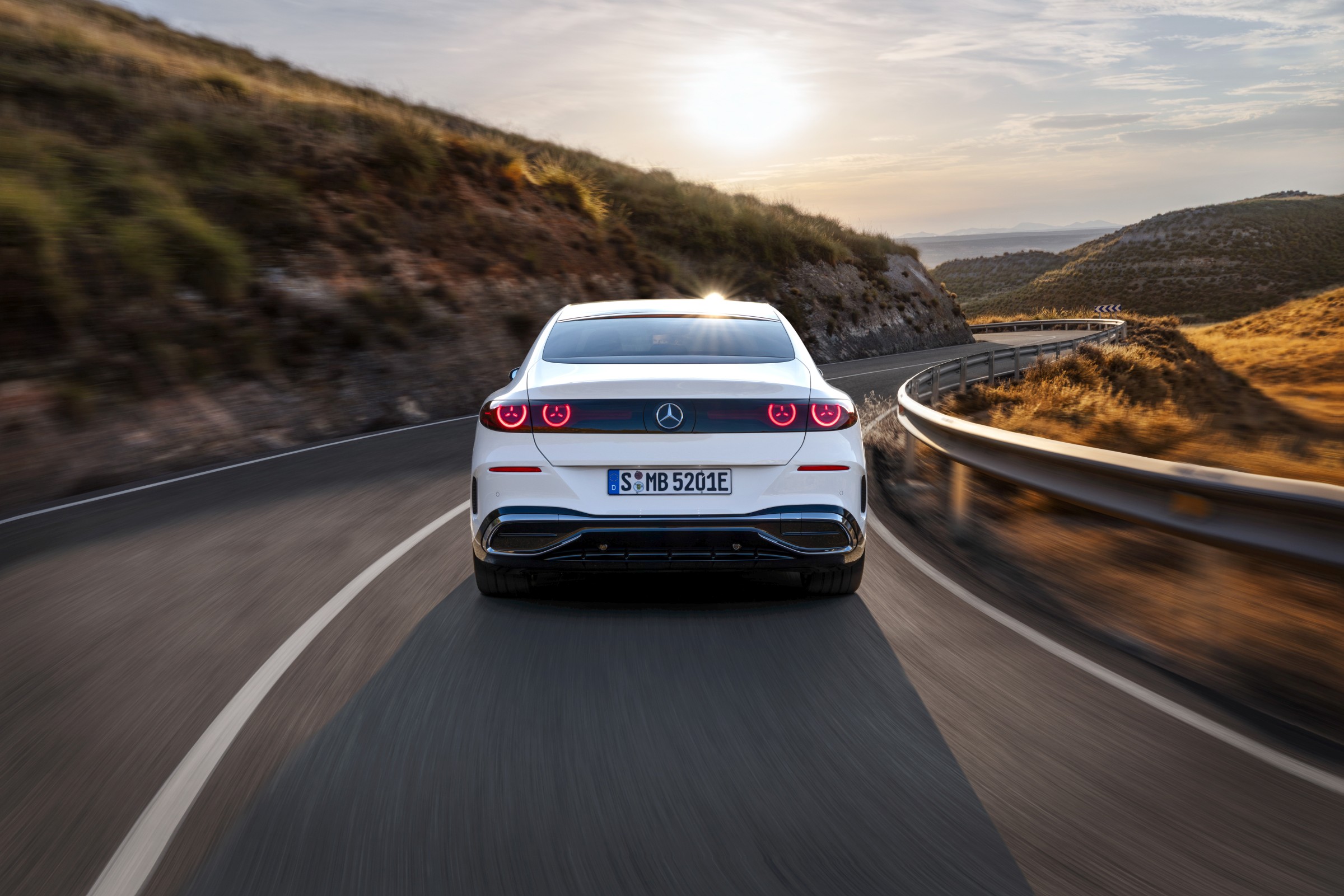 Mercedes ilk tamamen elektrikli C-Serisi'ni tanıttı: 762 km menzil, 39 inç dev ekran