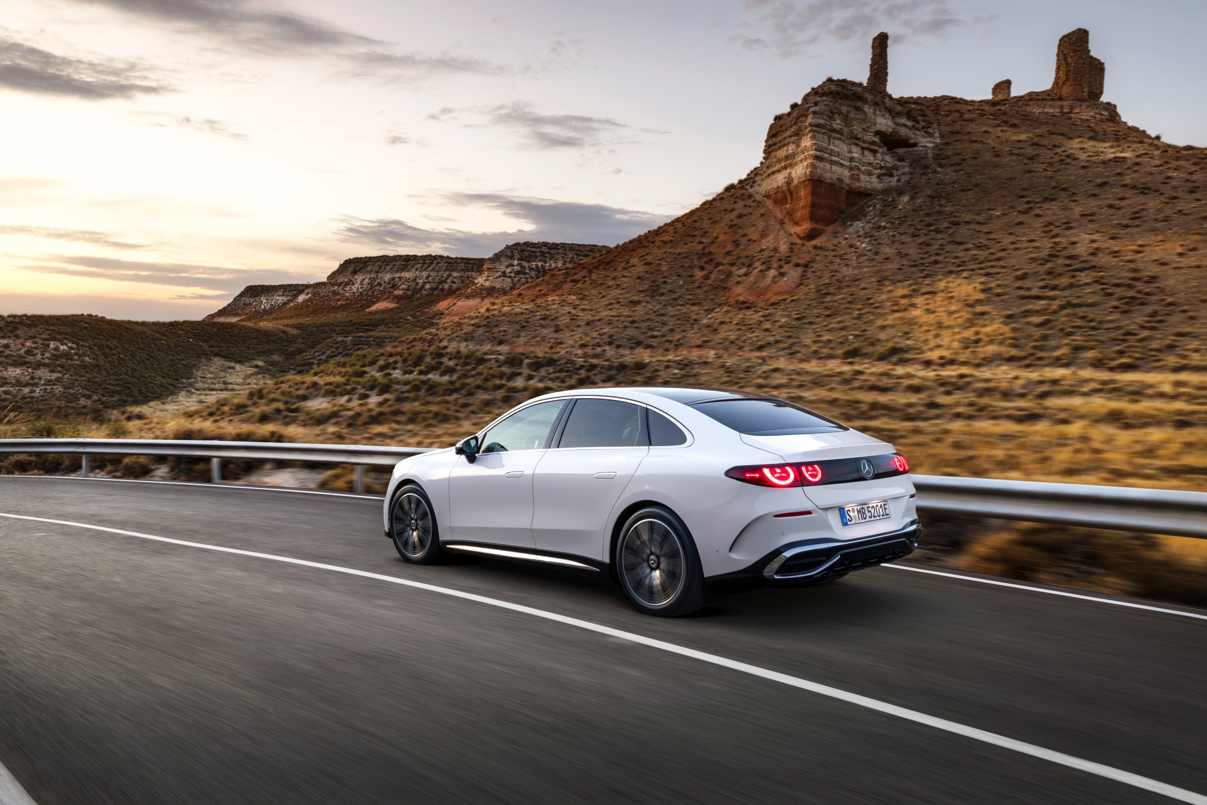 Mercedes ilk tamamen elektrikli C-Serisi'ni tanıttı: 762 km menzil, 39 inç dev ekran