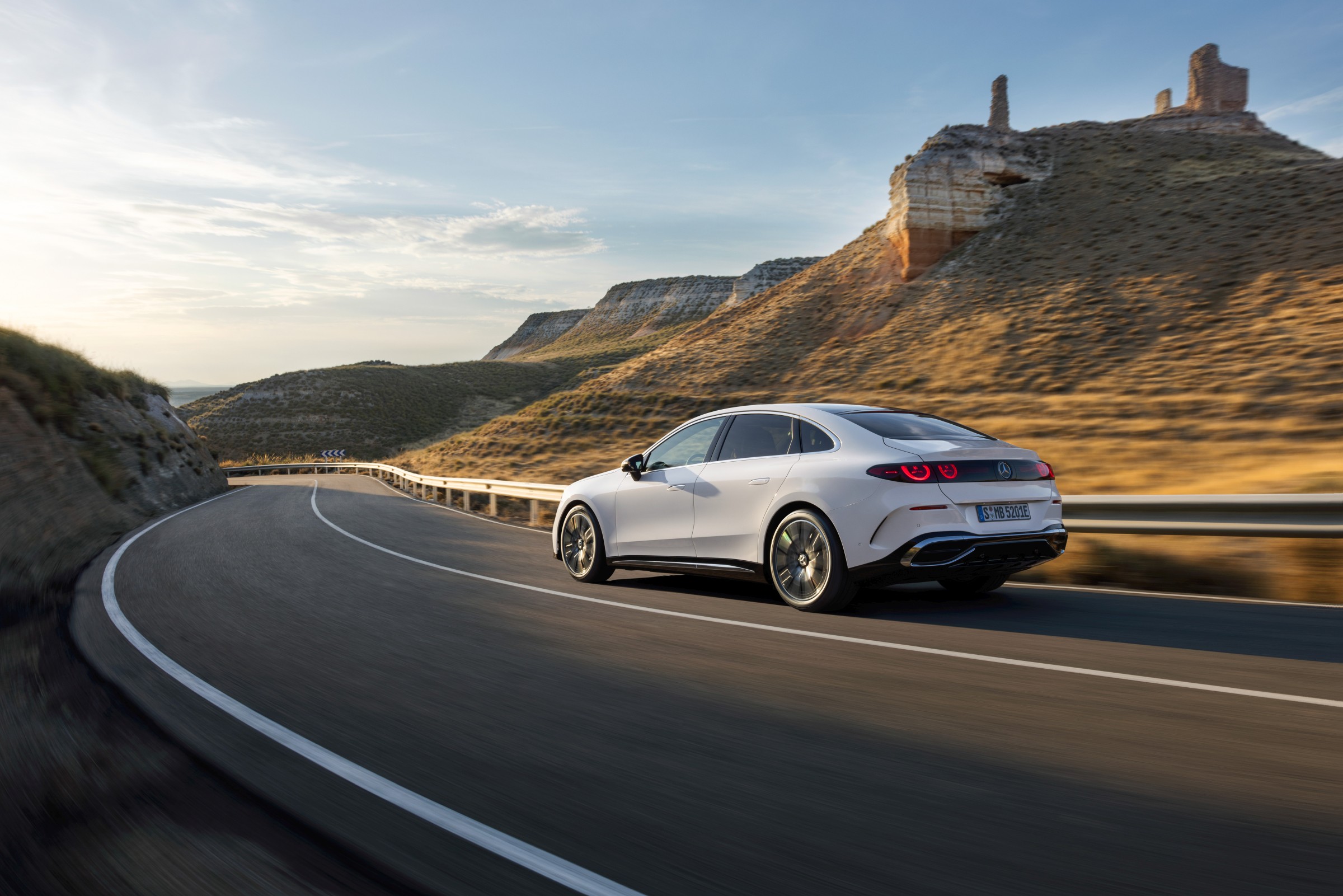 Mercedes ilk tamamen elektrikli C-Serisi'ni tanıttı: 762 km menzil, 39 inç dev ekran