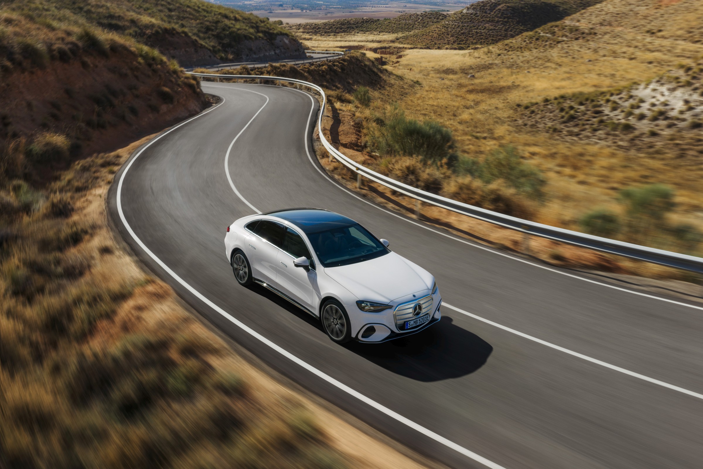 Mercedes ilk tamamen elektrikli C-Serisi'ni tanıttı: 762 km menzil, 39 inç dev ekran