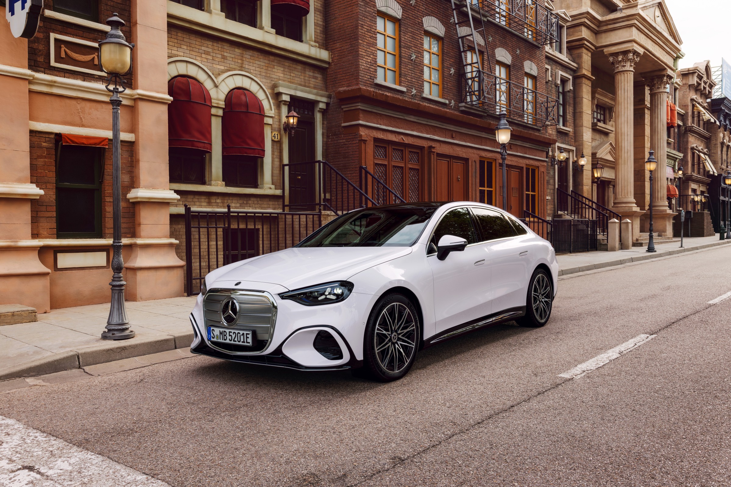 Mercedes ilk tamamen elektrikli C-Serisi'ni tanıttı: 762 km menzil, 39 inç dev ekran