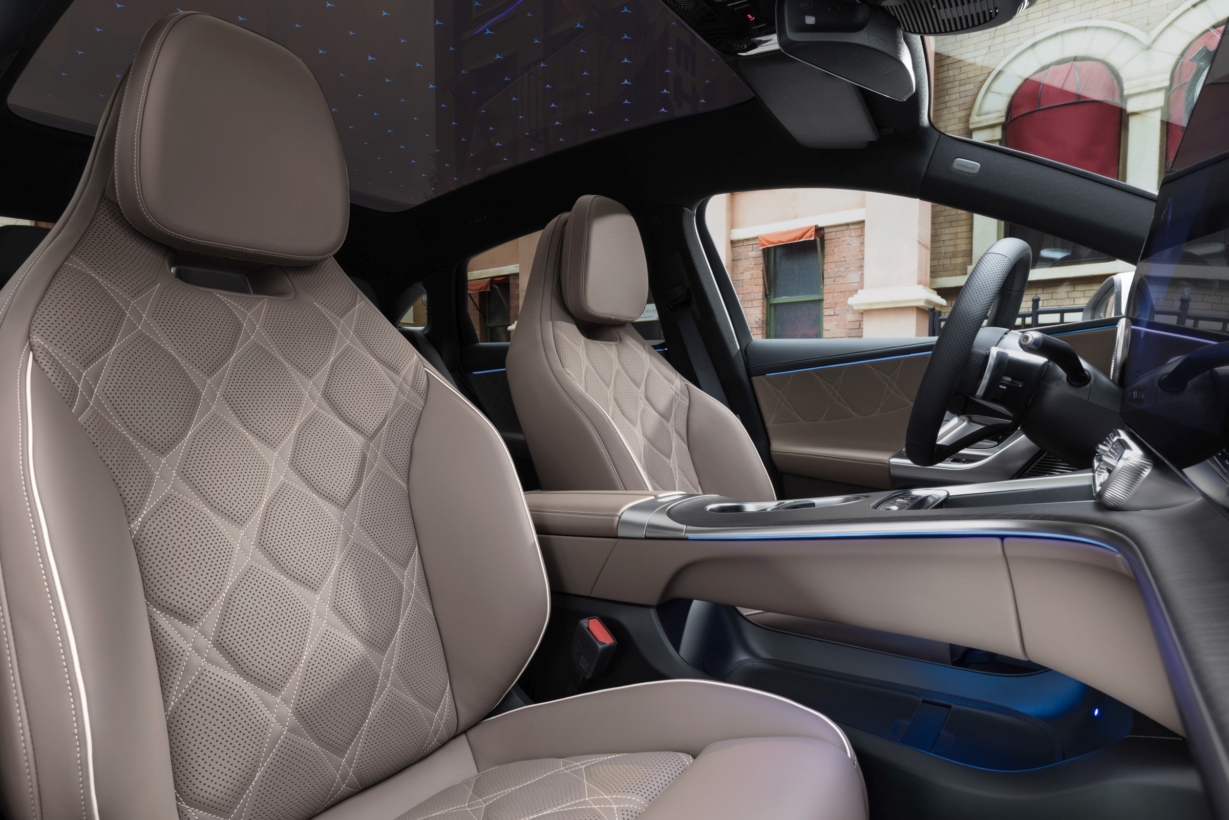 Mercedes ilk tamamen elektrikli C-Serisi'ni tanıttı: 762 km menzil, 39 inç dev ekran