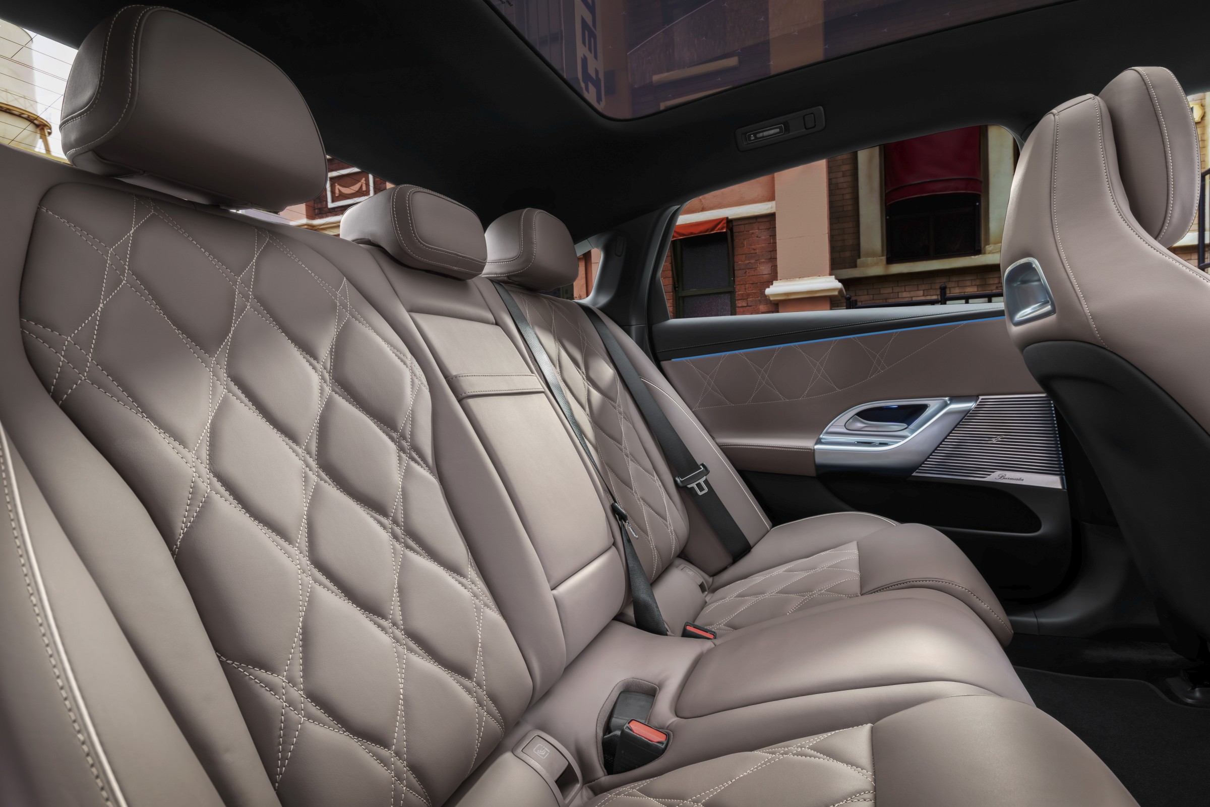 Mercedes ilk tamamen elektrikli C-Serisi'ni tanıttı: 762 km menzil, 39 inç dev ekran