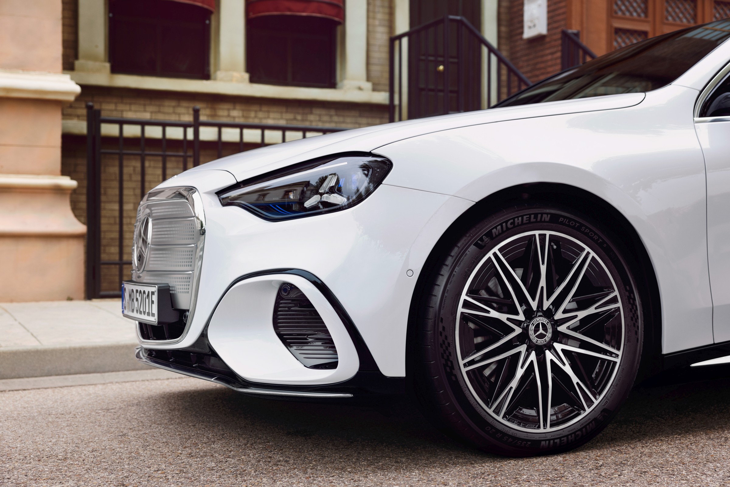 Mercedes ilk tamamen elektrikli C-Serisi'ni tanıttı: 762 km menzil, 39 inç dev ekran