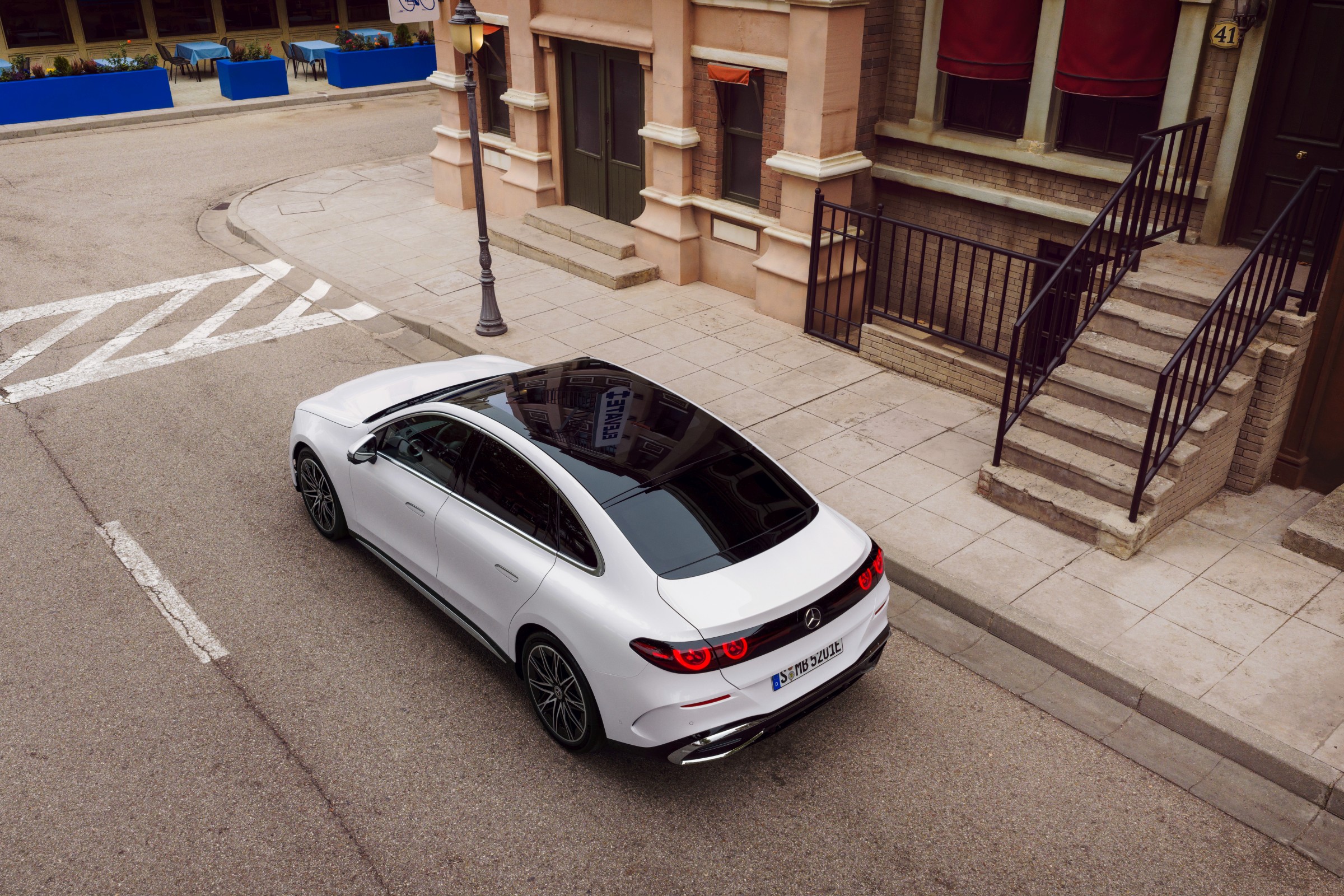 Mercedes ilk tamamen elektrikli C-Serisi'ni tanıttı: 762 km menzil, 39 inç dev ekran