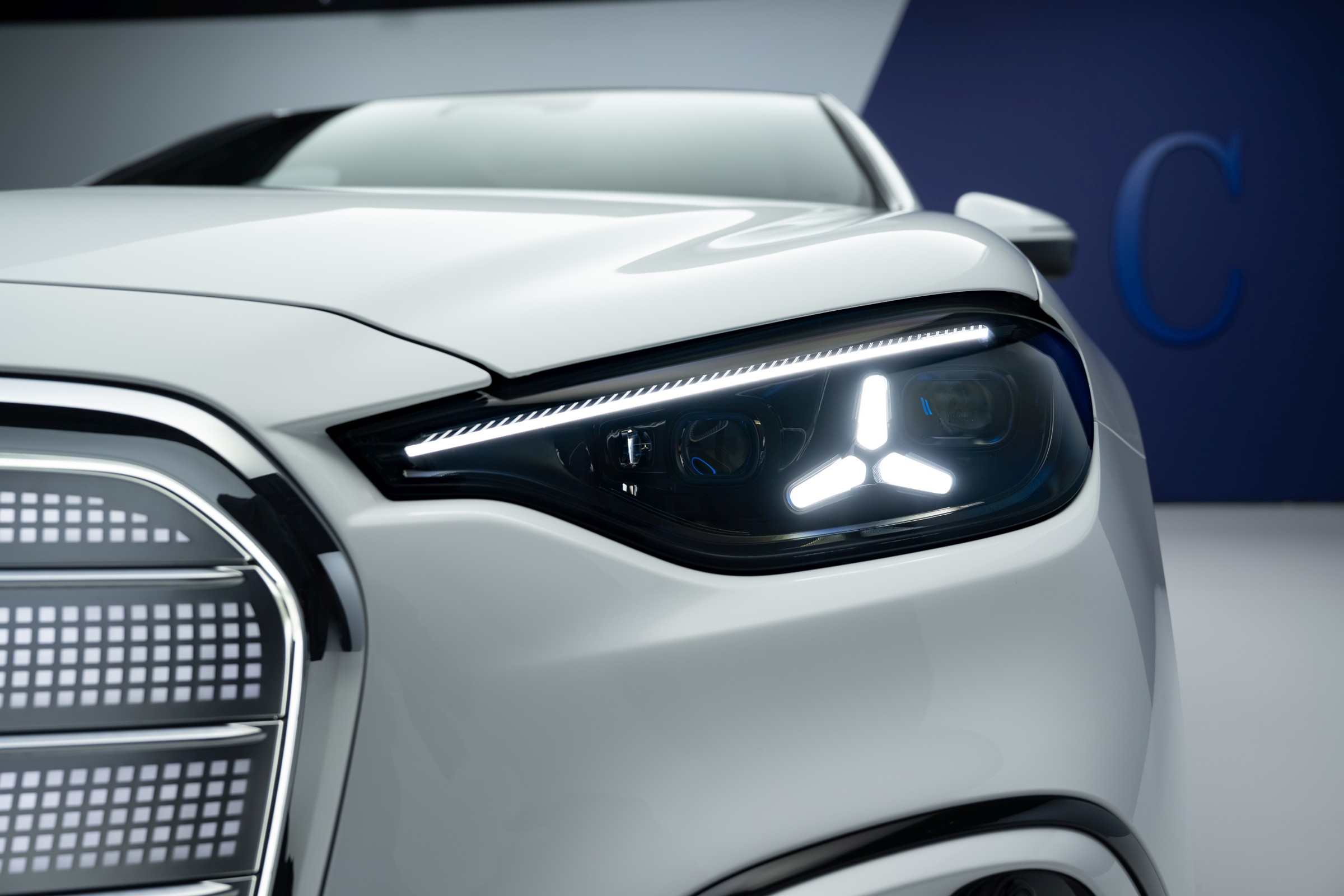 Mercedes ilk tamamen elektrikli C-Serisi'ni tanıttı: 762 km menzil, 39 inç dev ekran