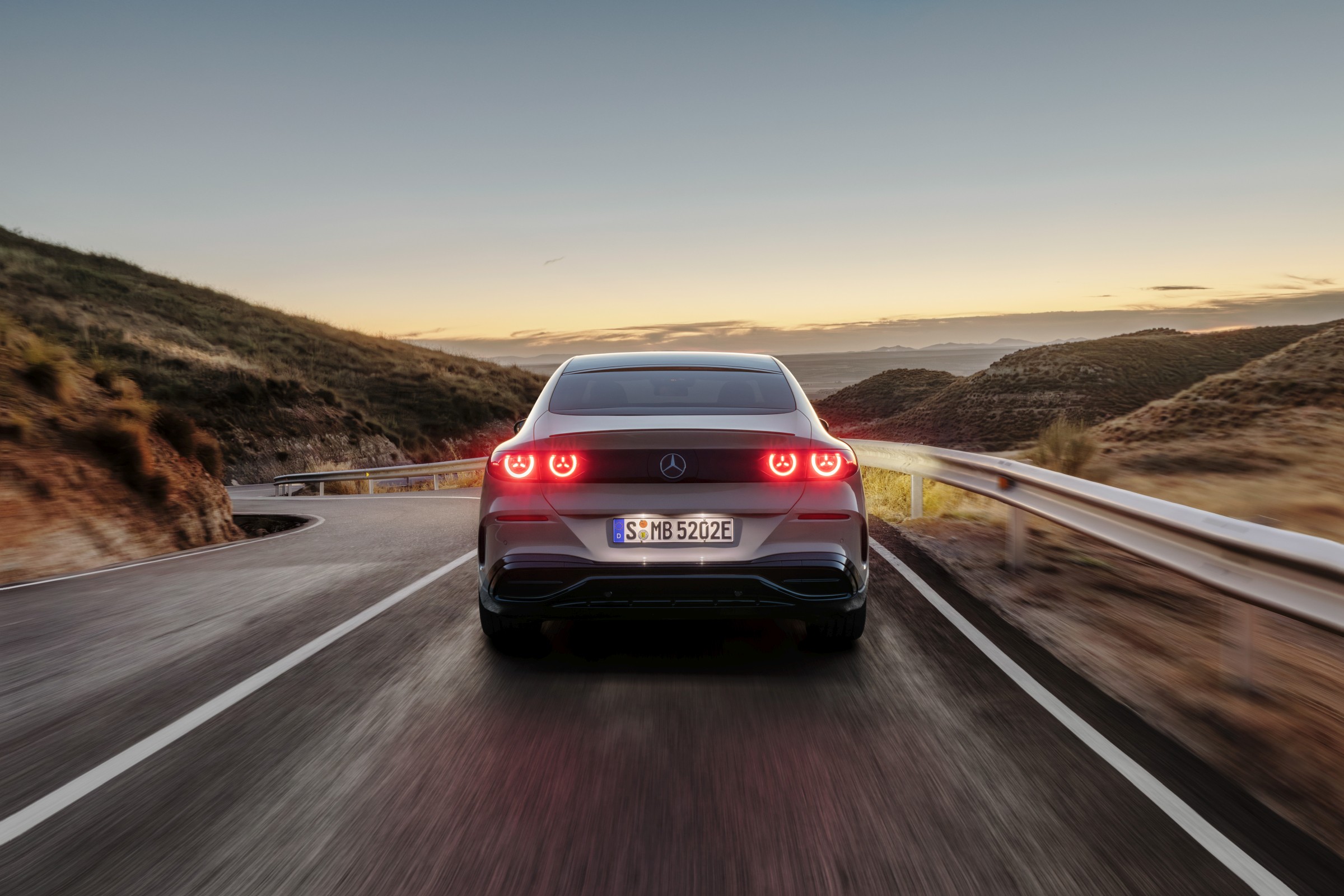 Mercedes ilk tamamen elektrikli C-Serisi'ni tanıttı: 762 km menzil, 39 inç dev ekran