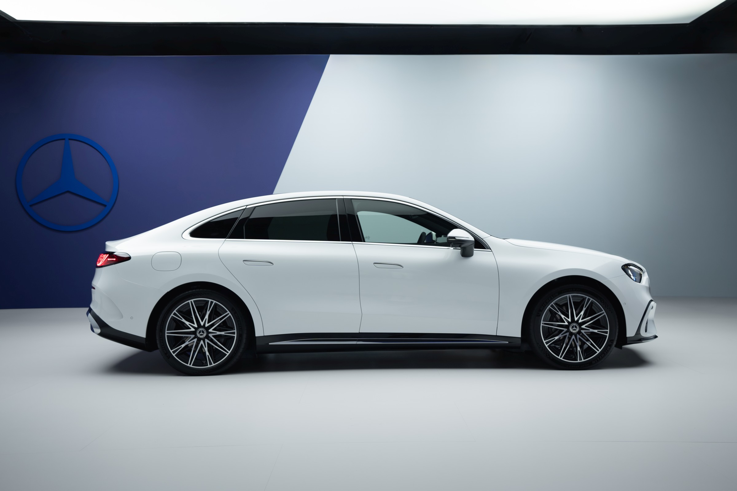 Mercedes ilk tamamen elektrikli C-Serisi'ni tanıttı: 762 km menzil, 39 inç dev ekran