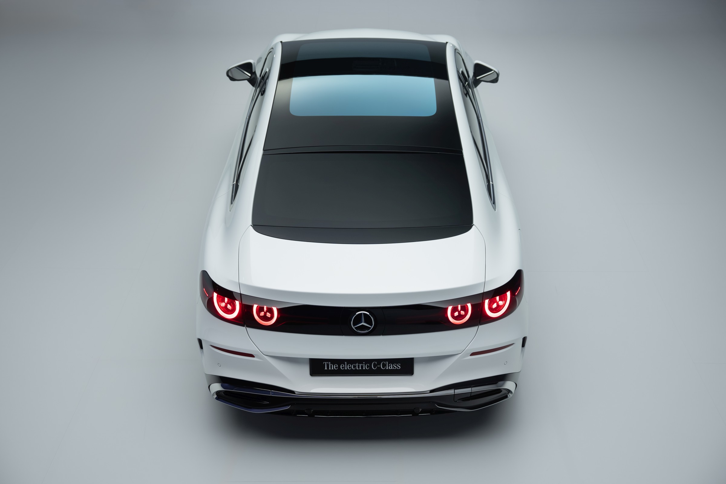 Mercedes ilk tamamen elektrikli C-Serisi'ni tanıttı: 762 km menzil, 39 inç dev ekran