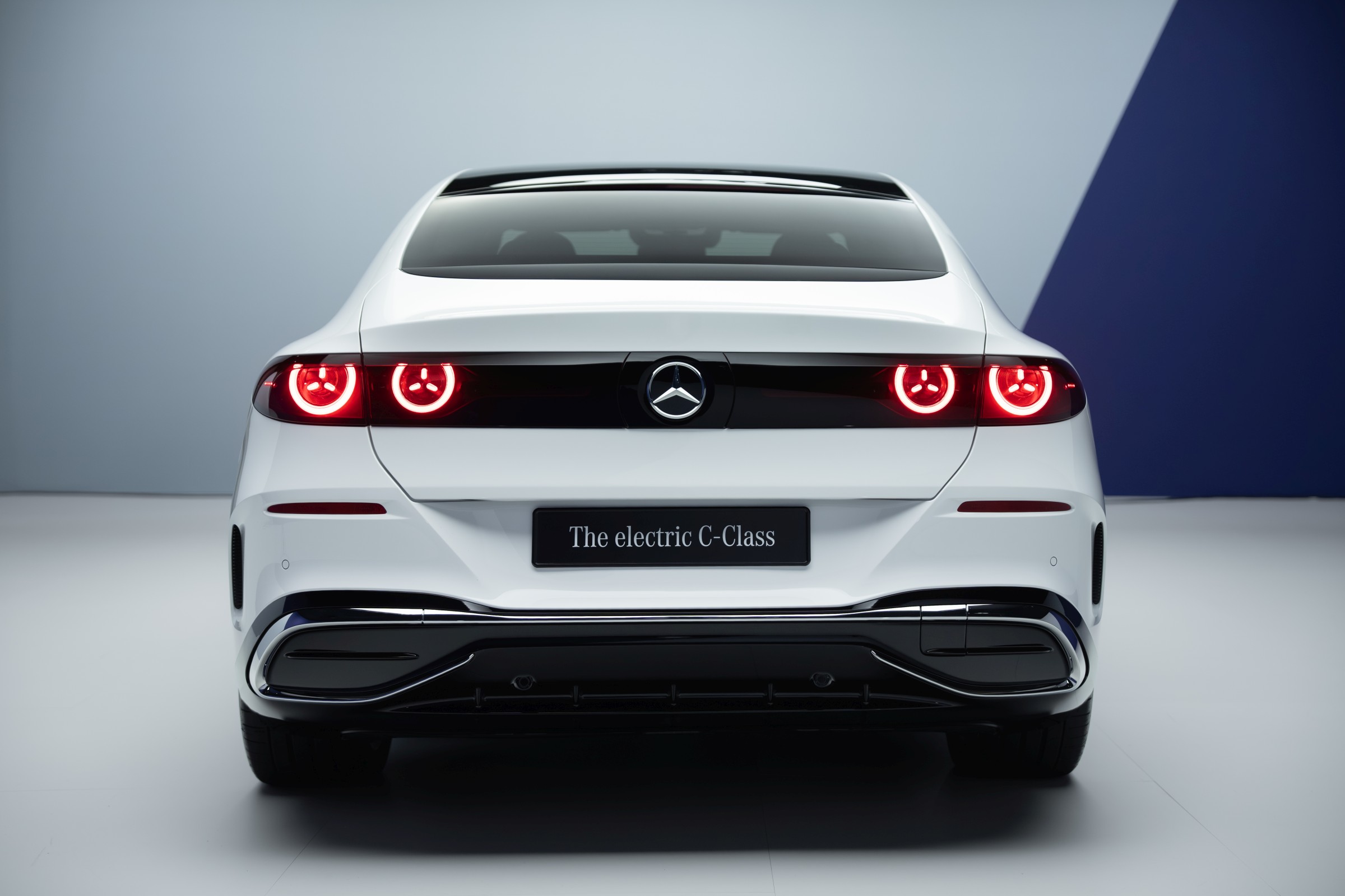 Mercedes ilk tamamen elektrikli C-Serisi'ni tanıttı: 762 km menzil, 39 inç dev ekran