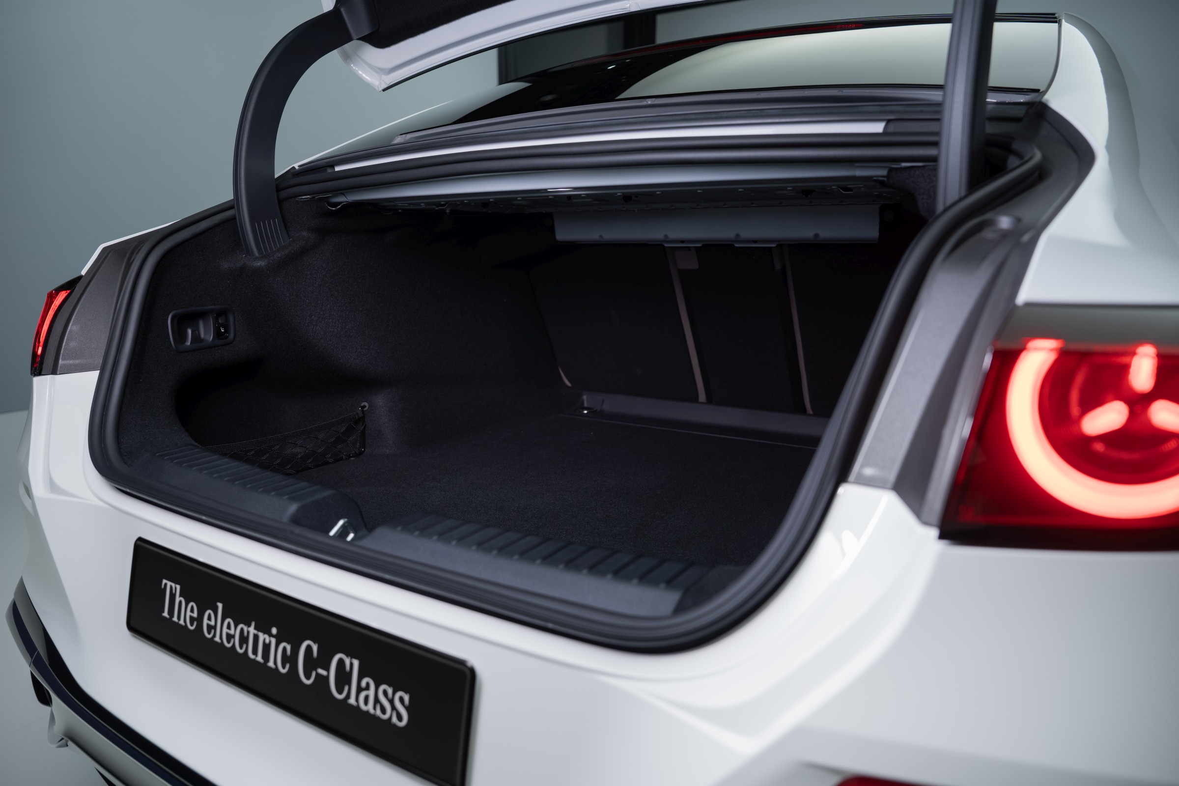 Mercedes ilk tamamen elektrikli C-Serisi'ni tanıttı: 762 km menzil, 39 inç dev ekran