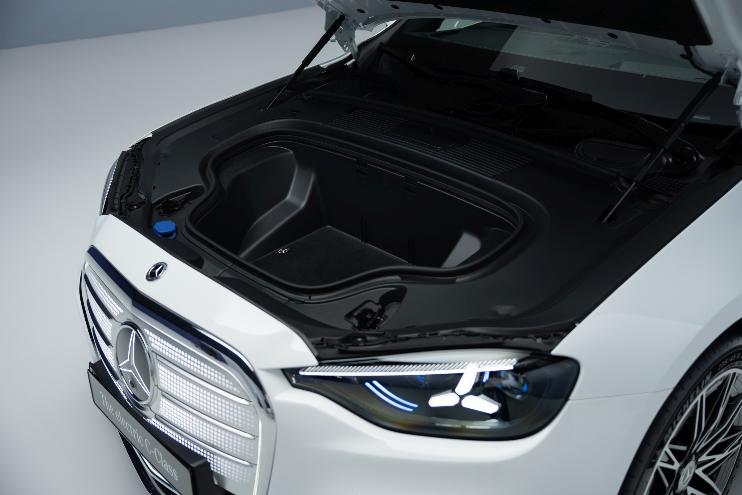 Mercedes ilk tamamen elektrikli C-Serisi'ni tanıttı: 762 km menzil, 39 inç dev ekran