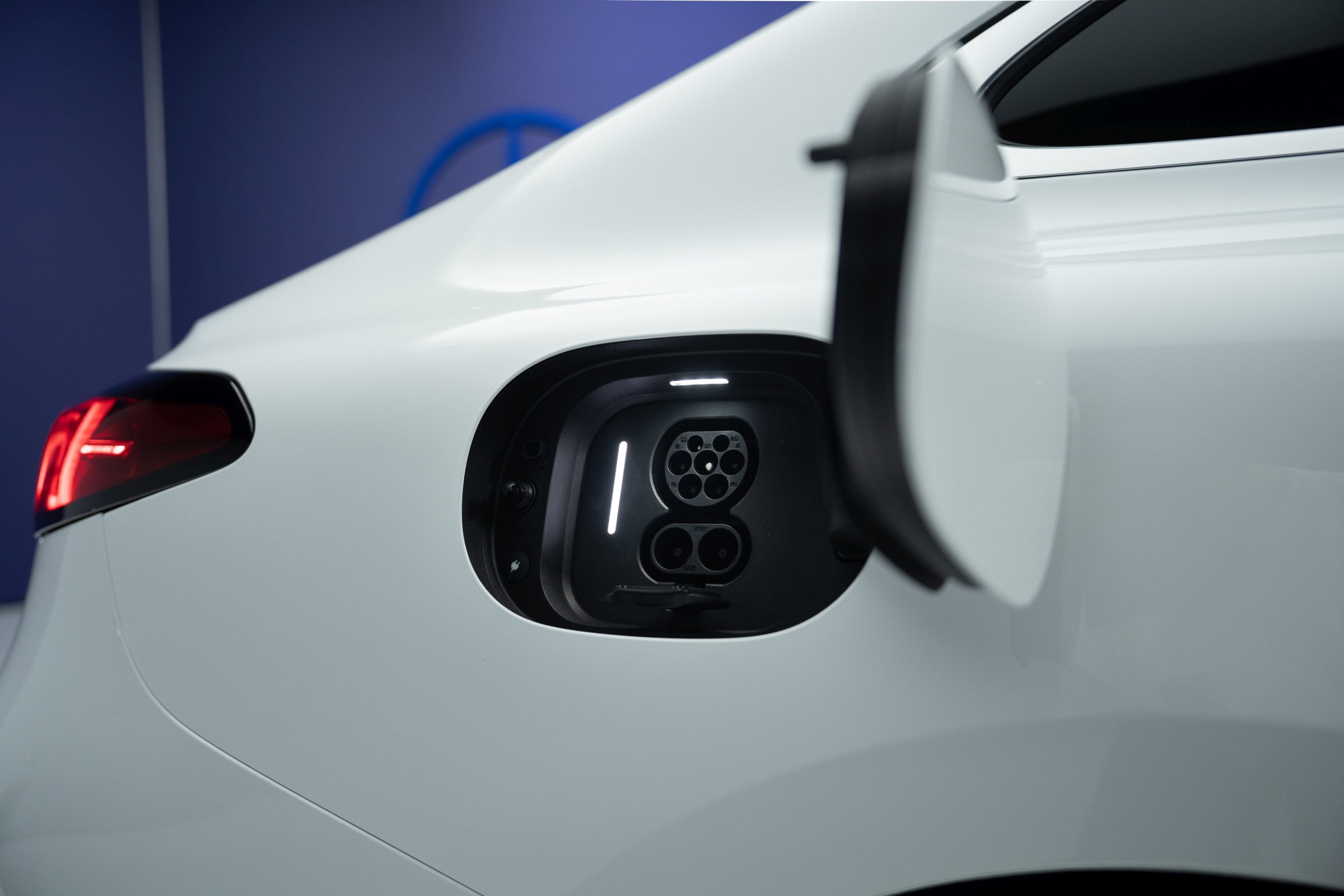 Mercedes ilk tamamen elektrikli C-Serisi'ni tanıttı: 762 km menzil, 39 inç dev ekran