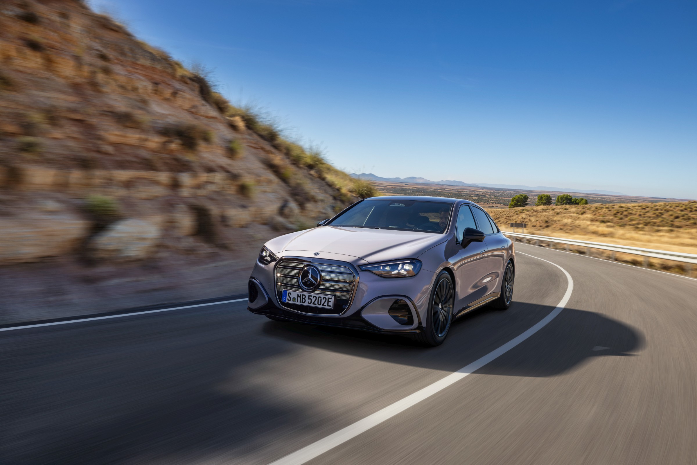 Mercedes ilk tamamen elektrikli C-Serisi'ni tanıttı: 762 km menzil, 39 inç dev ekran