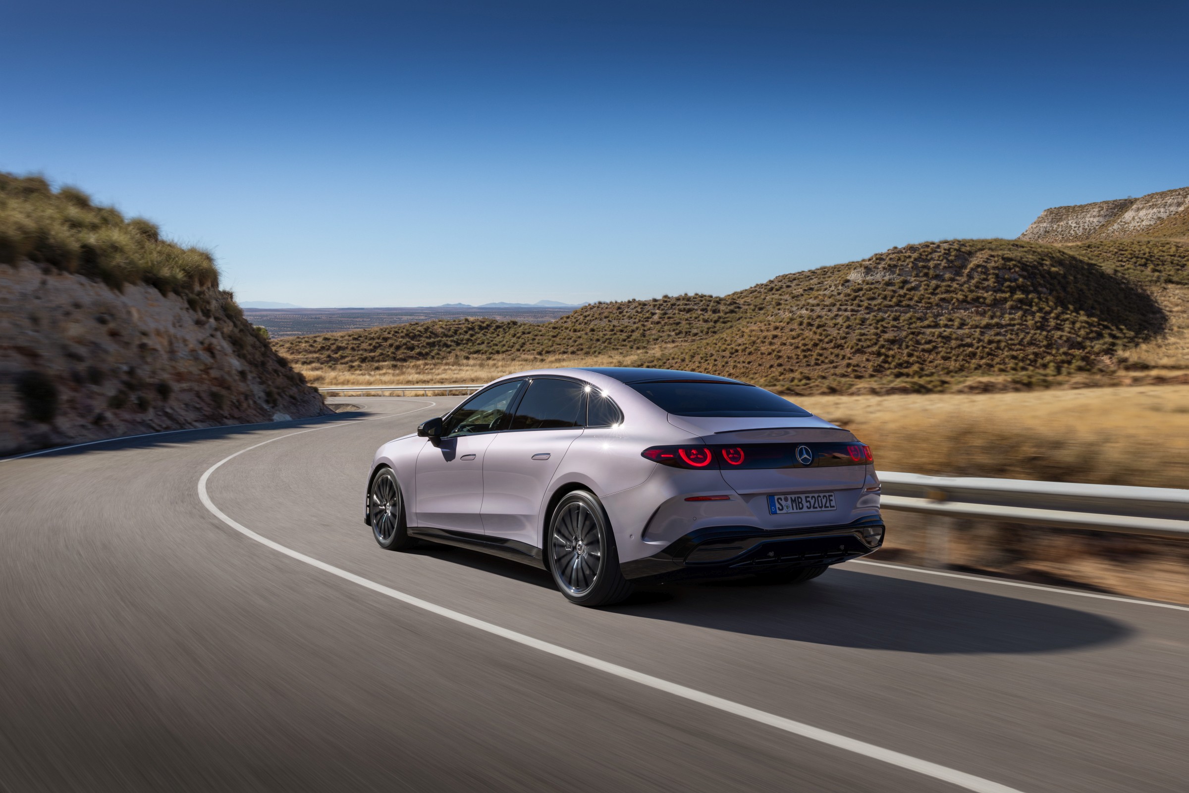 Mercedes ilk tamamen elektrikli C-Serisi'ni tanıttı: 762 km menzil, 39 inç dev ekran